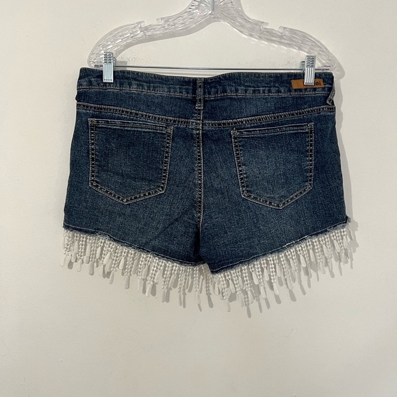 Vintage lei 1990’s Jean shorts with floral crochet and fringe. size 13. - Picture 4 of 16